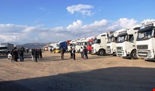 عقب نشینی وزارت راه کامیون‌داران ایرانی را در خاک ترکیه زمین‌گیر کرد