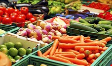  گرانی ۲ تا ۳ برابری قیمت ۱۰ قلم انواع میوه‌ و سبزی در یک سال گذشته با وجود تخصیص ارز ۴۲٠٠ تومانی به نهاده‌های تولید