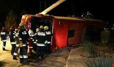 خواب‌آلودگی راننده عامل واژگونی اتوبوس تهران-شیراز/سرعت‌ در زمان سانحه 80 کیلومتربرساعت