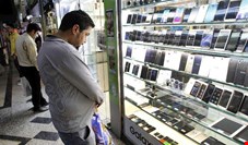 گوشی تلفن همراه مورد نیاز بازار توسط شرکت‌های وارد کننده تامین می‌شود