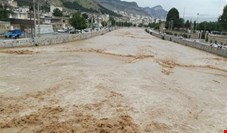 افزایش آب رودخانه خرم‌‌رود در خرم‌آباد/ ساکنان خیابان‌های ساحلی سریع منازل خود را تخلیه کنند