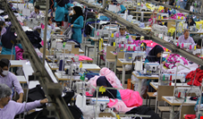  گمرک با تأخیر در ترخیص ماشین‌آلات تولید پوشاک، کار تولیدکنندگان پوشاک را دچار اختلال می‌کند!