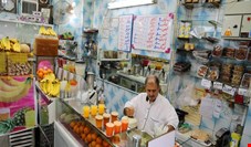 در برخی مناطق تهران، یک بطری آب هویج که سه هفته پیش ۳۸ هزار تومان بود، الان آن را ۹٠ هزار تومان می‌فروشند! 